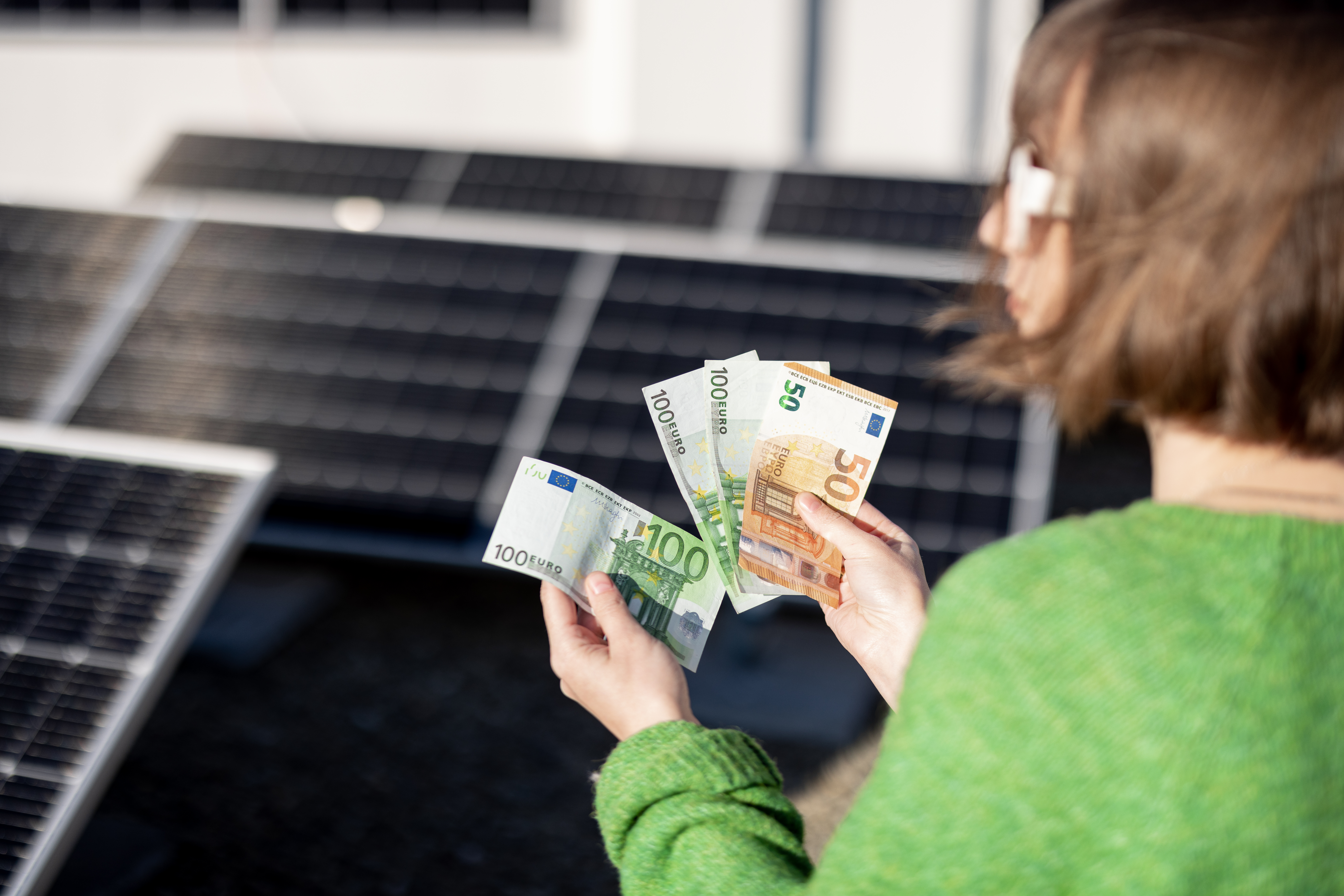Hausdach mit Photovoltaikanlage, das Stromkosten spart